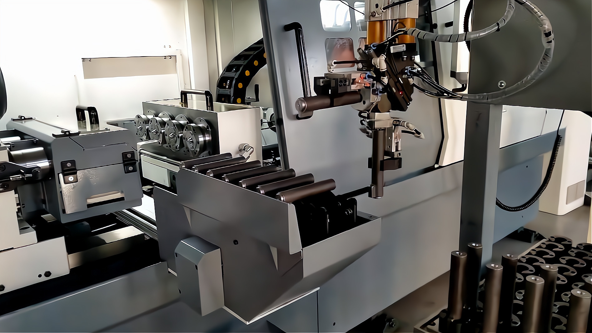 ZK2115×4B/500A 深孔鉆床配置桁架機(jī)械手，加工手槍槍管單機(jī)自動化