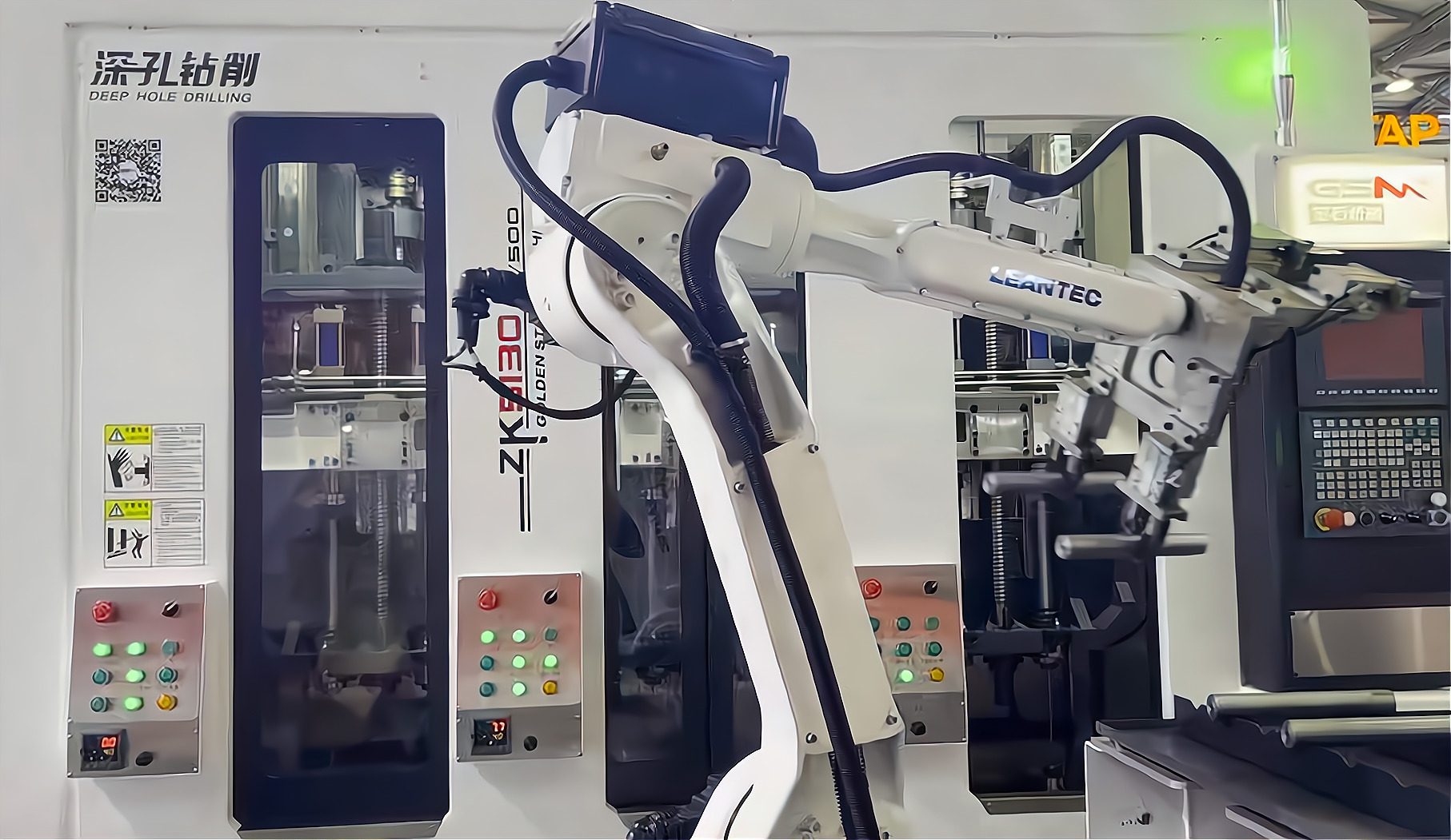 ZK5120×6/500 倒立六軸深孔鉆床配置六軸機(jī)器人，加工新能源電機(jī)軸單機(jī)自動化